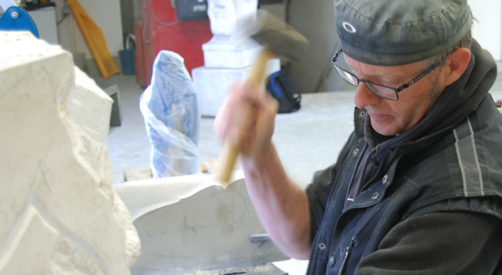 Bildhauermeister in die Arbeit vertieft
